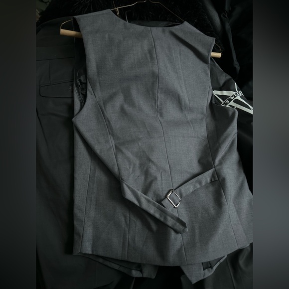 Grey suit pants and vest. - Picture 2 of 9